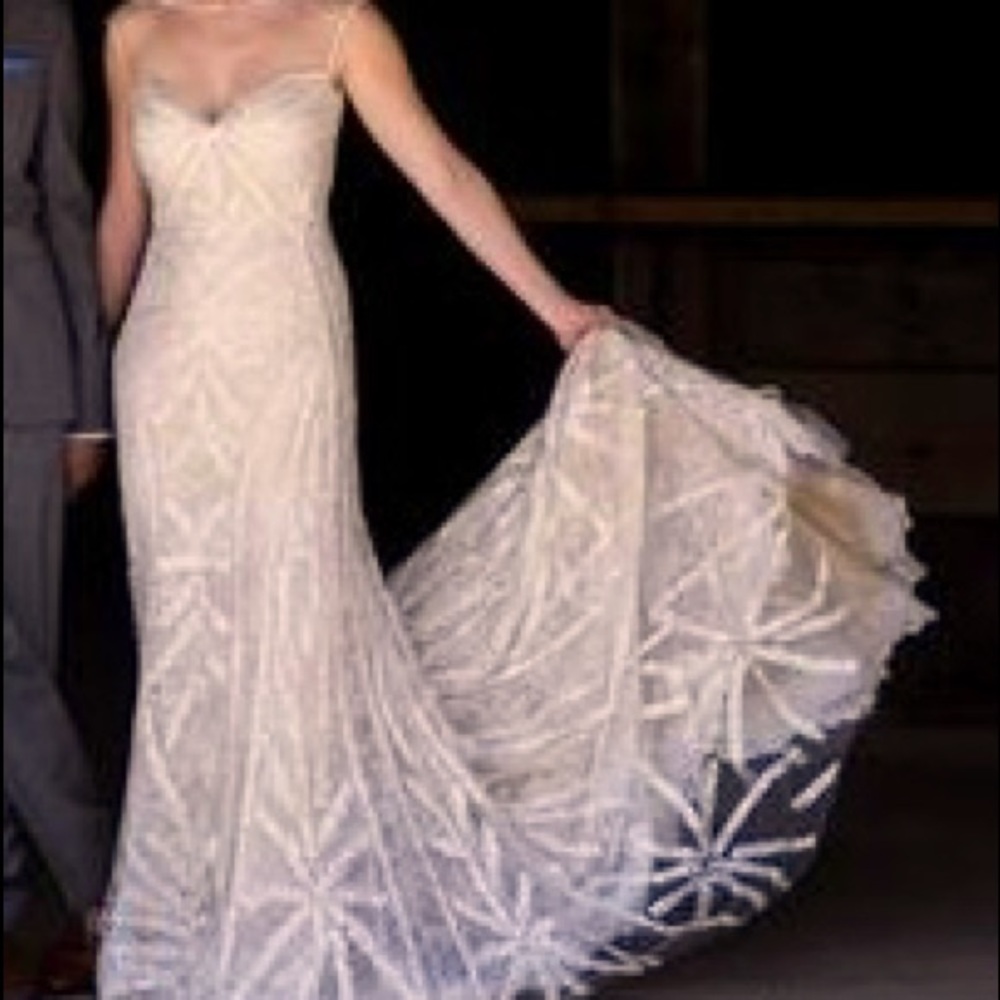 Atelier Pronovias Wedding Gown-Size 6 - NEVER WORN